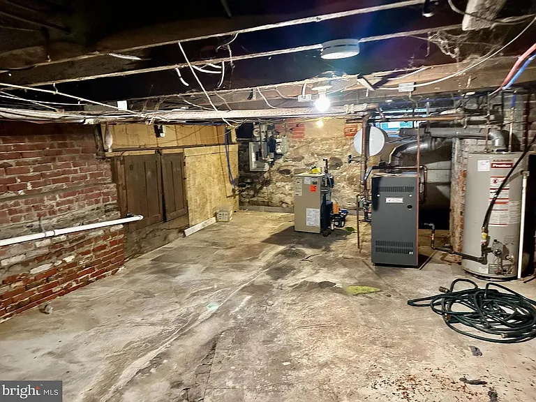 405 Lawrence St — Photo 13