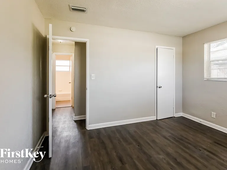2330 N 67th Ave — Photo 11