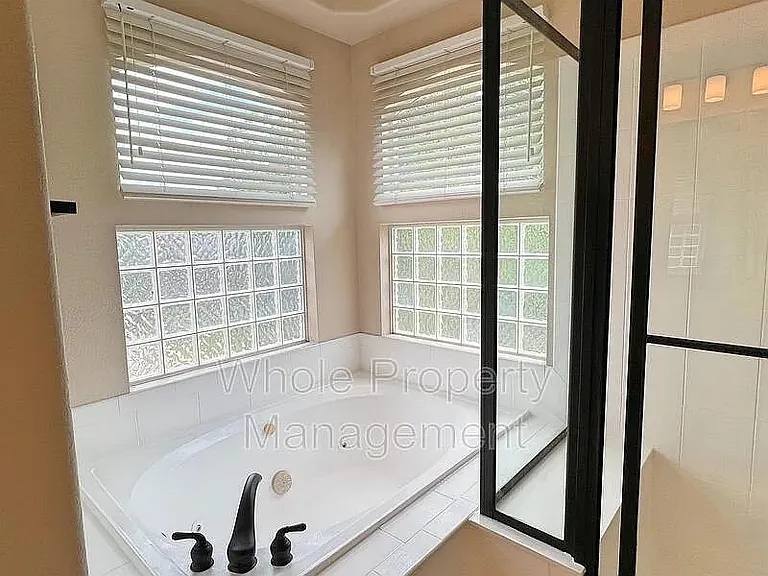 Jacuzzi(Master bathroom)
