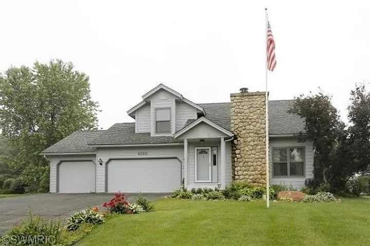 6290 Woodland Ct photo 1
