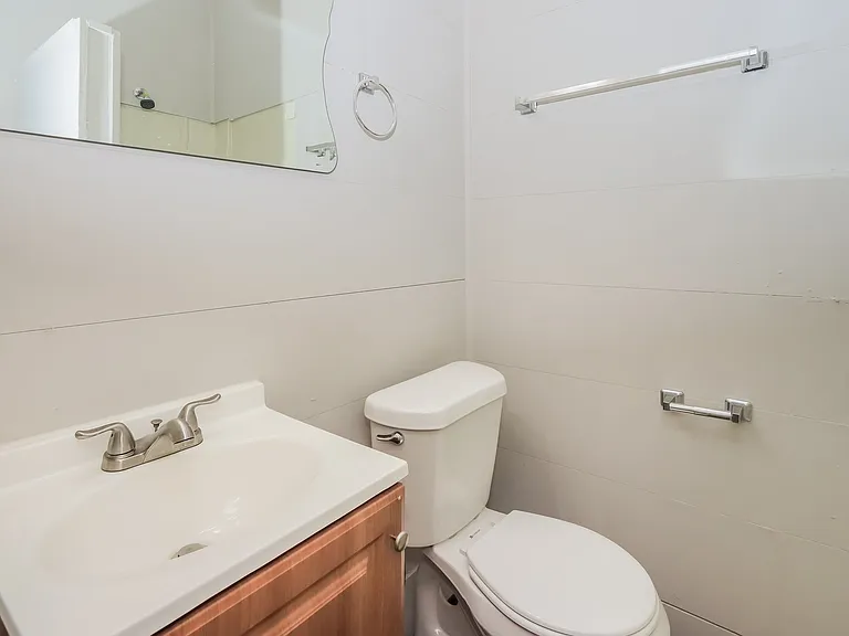 757321_029_bathroom_13140458.jpg