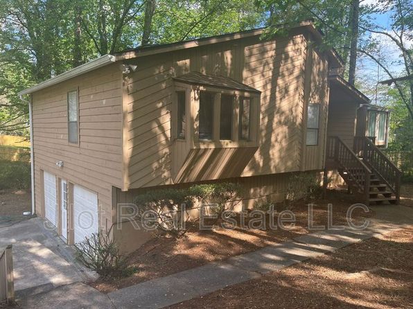 221 Rustic Ridge Dr NE