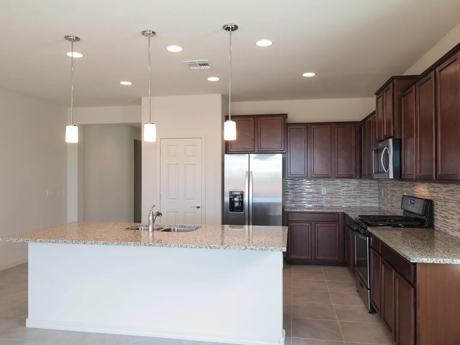 3 bed, 1985 sqft, $2,195 — Photo 3