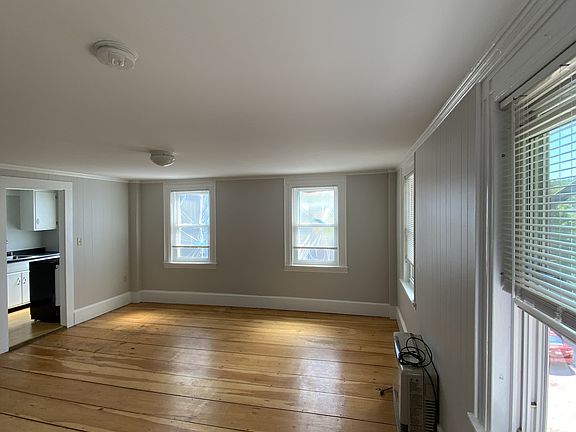 Corner apartment, two walls of windows