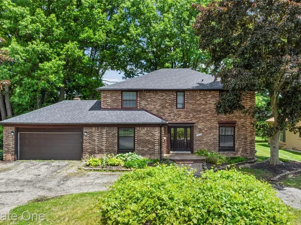 30056 Mayfair Dr, Farmington, MI 48331
