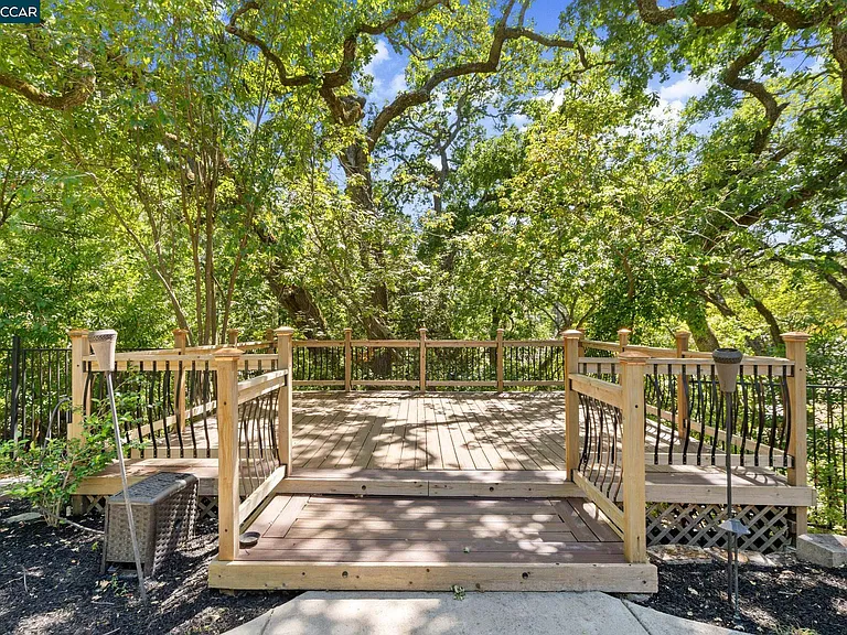 1021 Windsor Dr — Photo 30