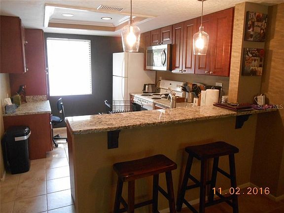 3rd image of 204 Pine Ct