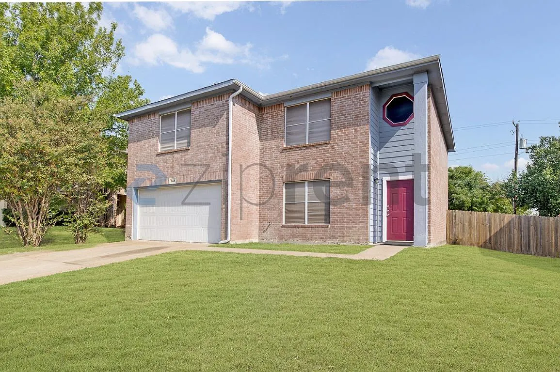 3 bed, 2.5 bath, 2324 sqft, $2,300 — Photo 1
