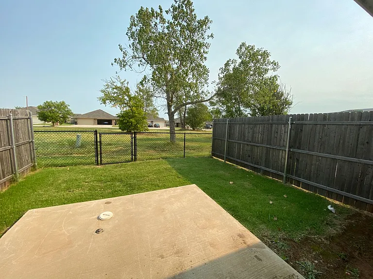 749 SW 14th St — Photo 33