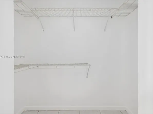 200 W Park Dr APT 102, Miami, FL 33172