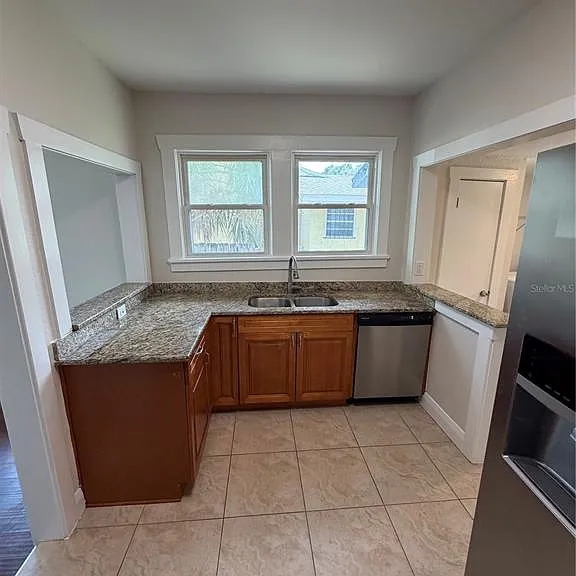 919 W Plymouth St — Photo 6