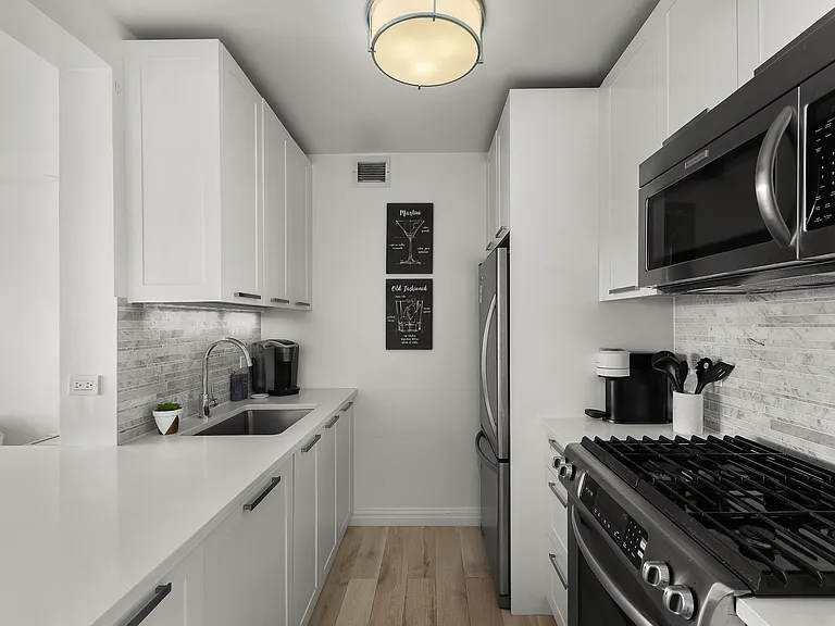 200 E 94th St #2112 — Photo 4