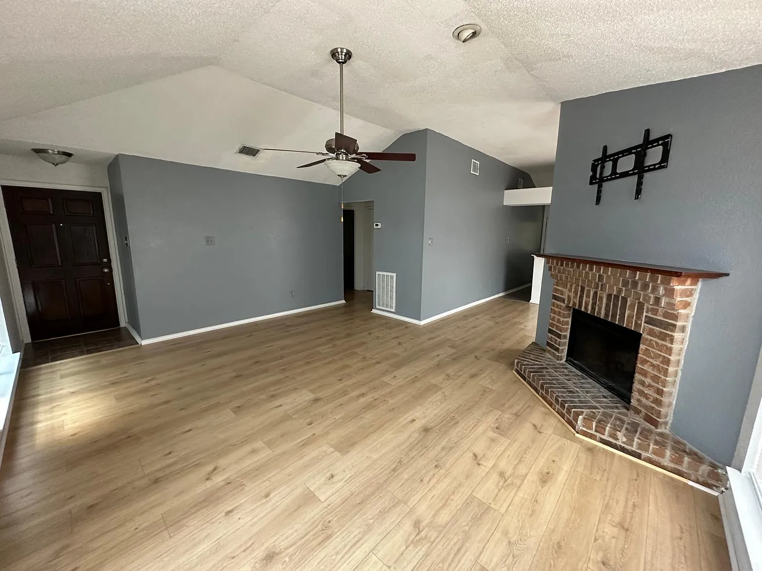 2 bed, 1070 sqft, $1,650 — Photo 4
