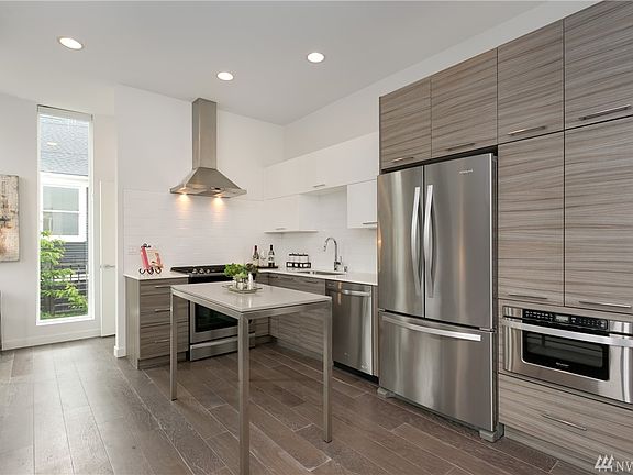 5th image of 1015 W Crockett St