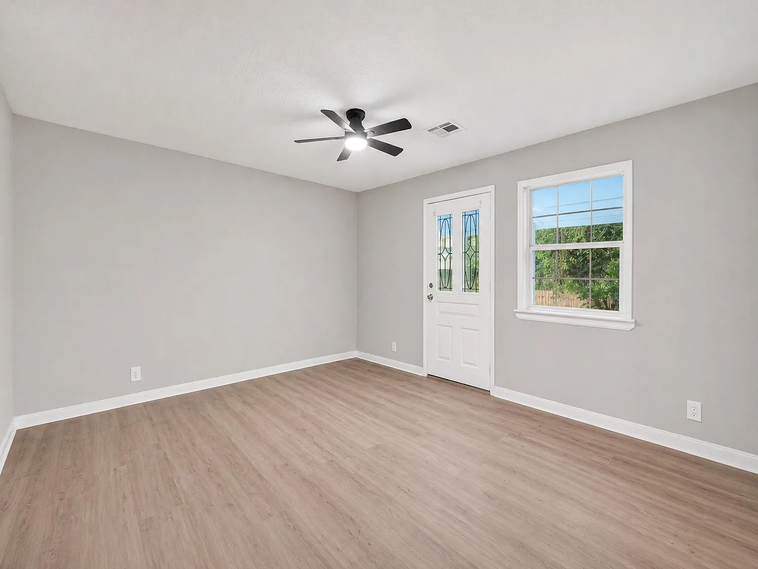 5 bed, 4.0 bath, 2564 sqft, $1,900 — Photo 4