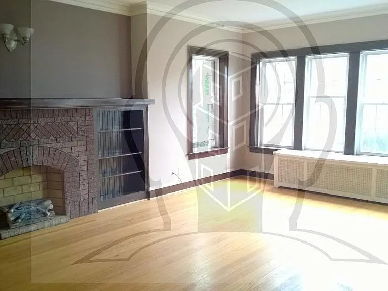 W Addison St — Photo 2