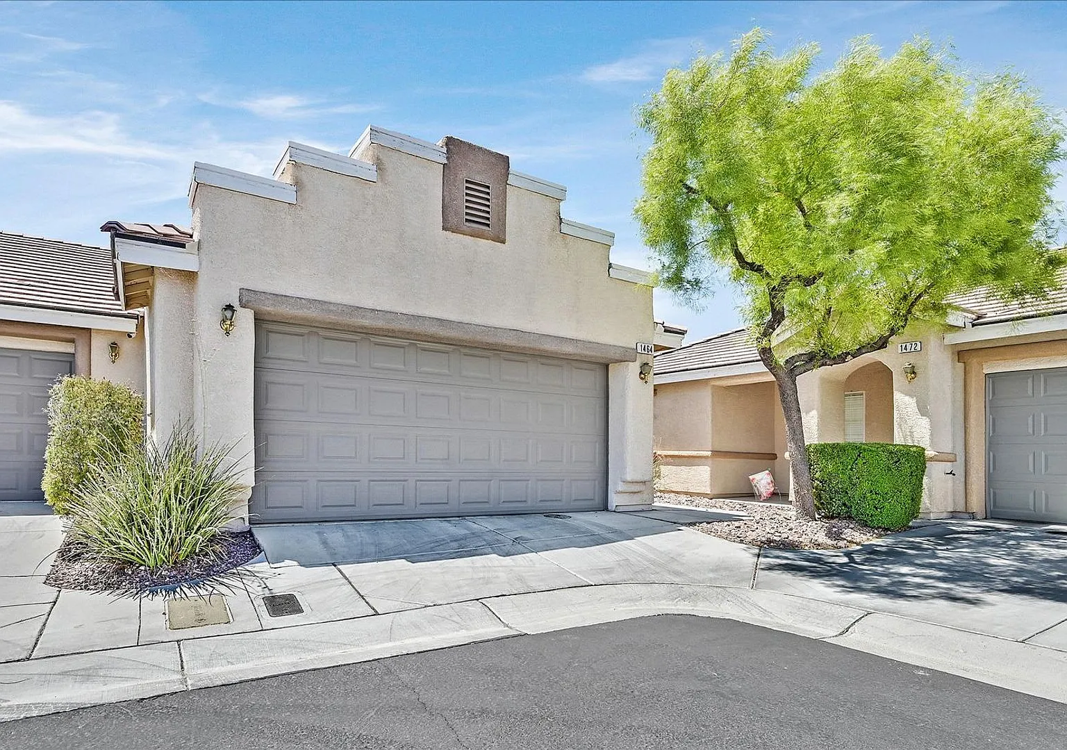 Stunning 3-Bedroom Townhome with Spacious Backyard & Fireplace — Photo 2