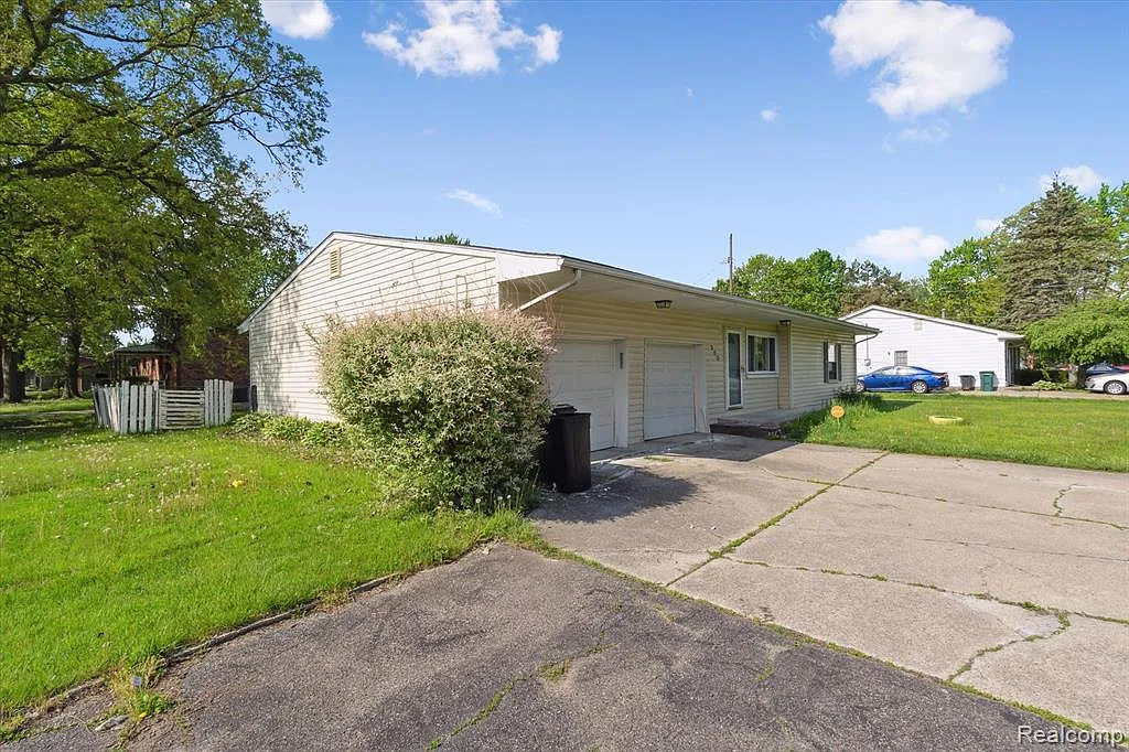 3 bed, 2.0 bath, 1695 sqft, $2,500 — Photo 2