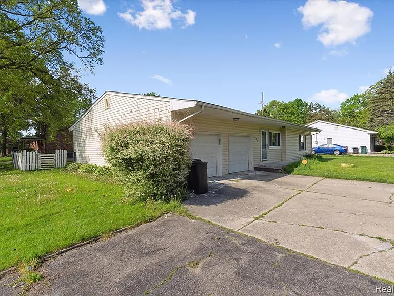 500 Trombley Dr — Photo 2