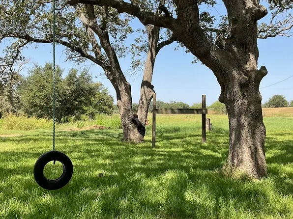 7103 COUNTY ROAD 401, Floresville, TX 78114