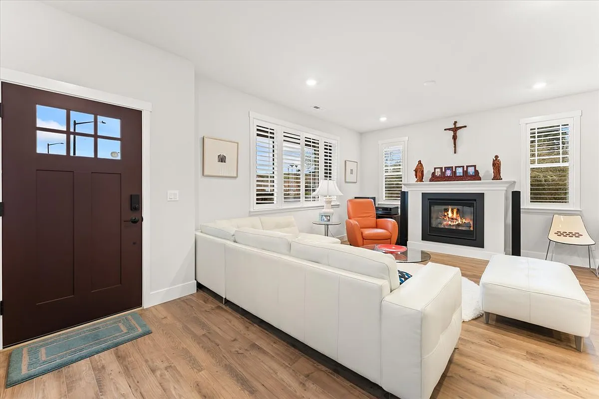 4 bed, 2364 sqft, $3,600 — Photo 4