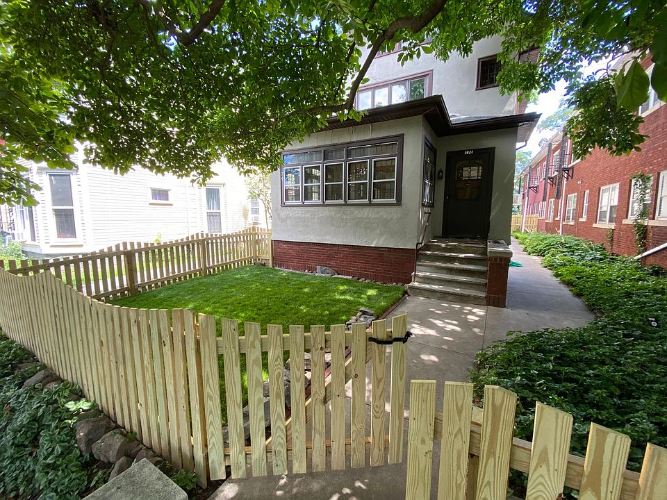Private fenced-in front yard for 1st-floor use only
