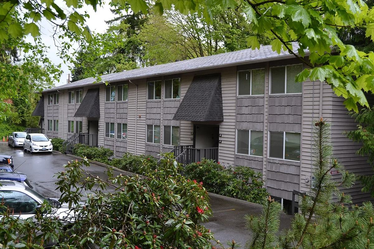 Photo 1 of 13 - 1011 SW Curry St #6 - Portland, OR Primary Photo - 1011 SW Curry St #6