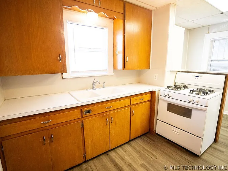 1147 S Florence Ave — Photo 27