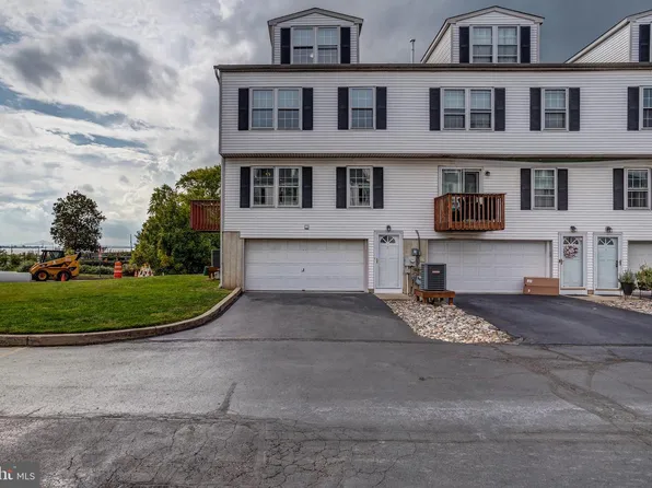 2 Riverwatch Ct, Essington, PA 19029