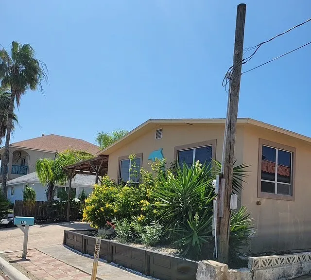 821 Tarpon Ave — Photo 2