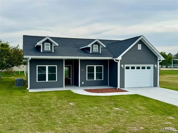 300 Redbud Rd, Vandalia, MO 63382