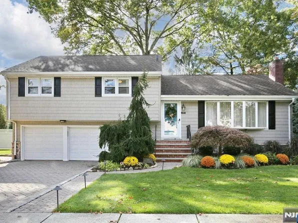 337 Country Club Dr, Oradell, NJ 07649