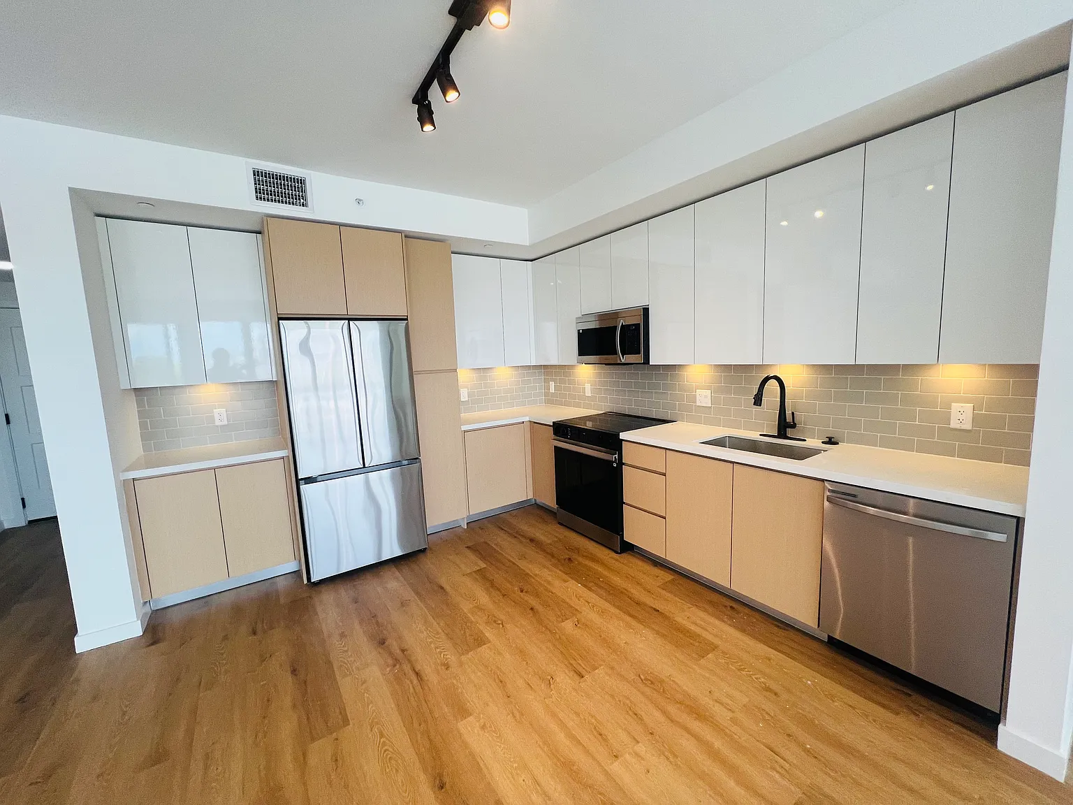 2 bed, 2.5 bath, 1550 sqft, $5,200 — Photo 4