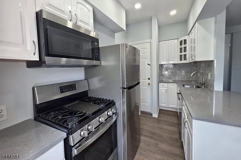 2 bed, 1.0 bath, $2,550 — Photo 3