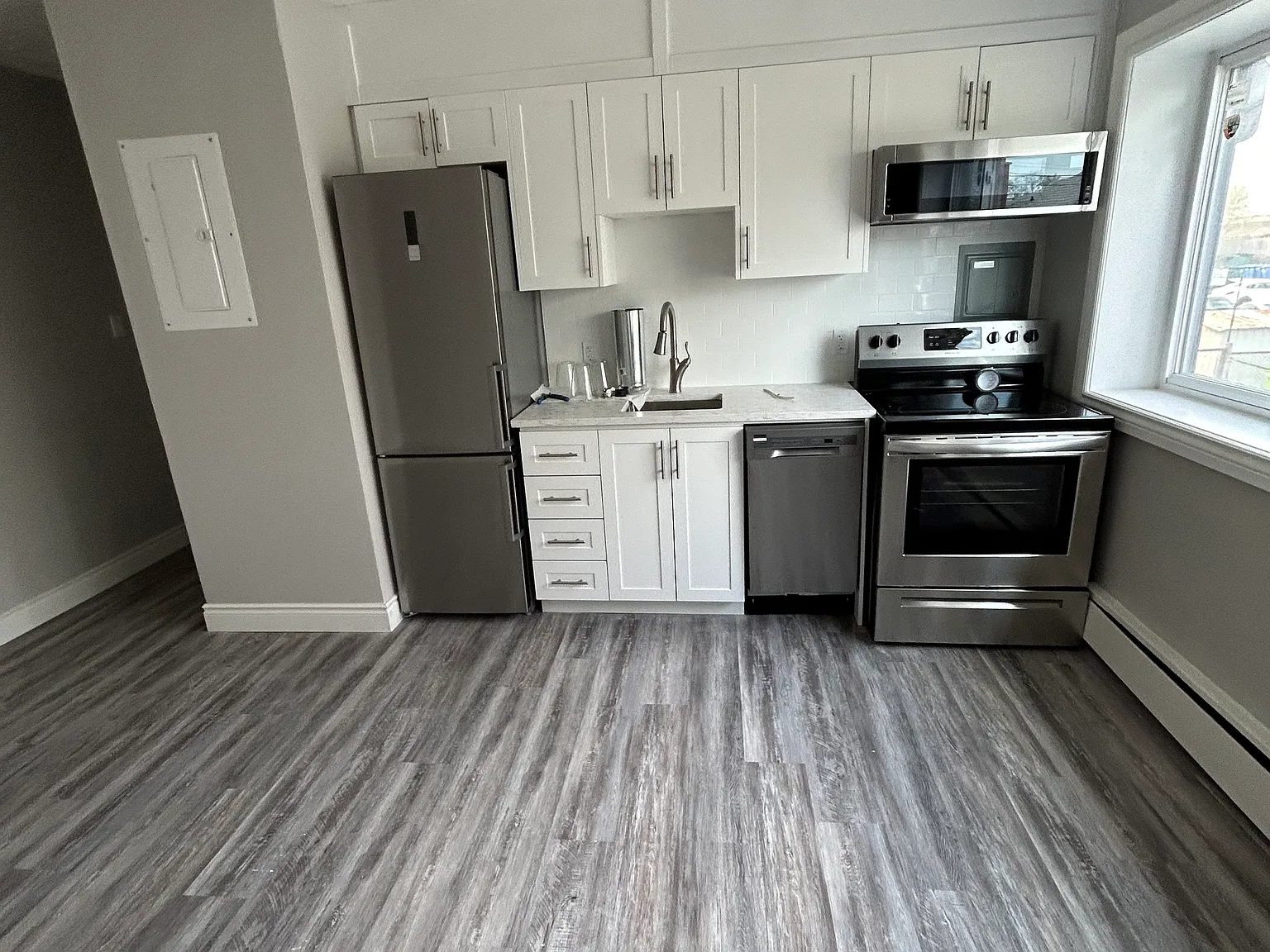 Spacious 1 Bedroom With In Suite Laundry — Photo 1