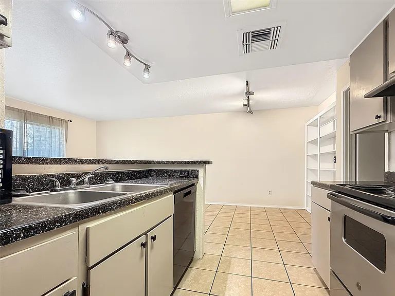 12905 Woodforest Blvd #601 — Photo 10