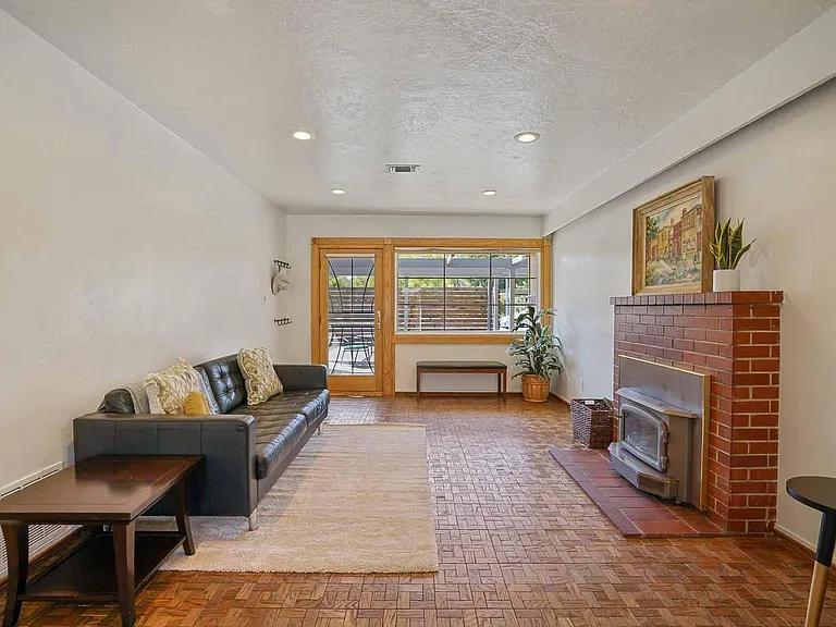 832 Eureka Ave — Photo 5