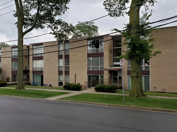 835 Curtiss St, Downers Grove, IL 60515