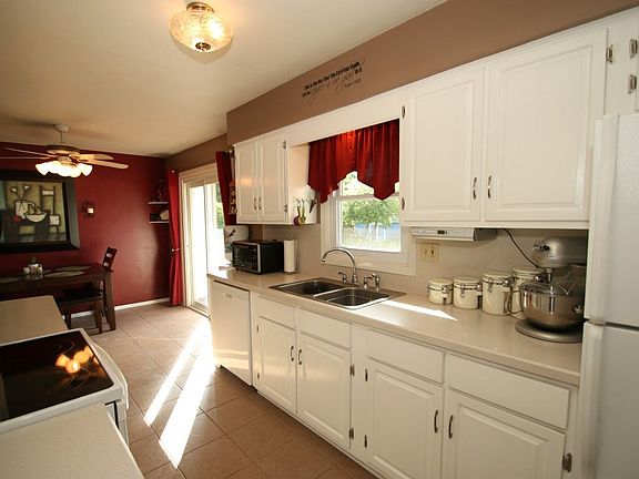 5th image of 9804 Gentian Dr