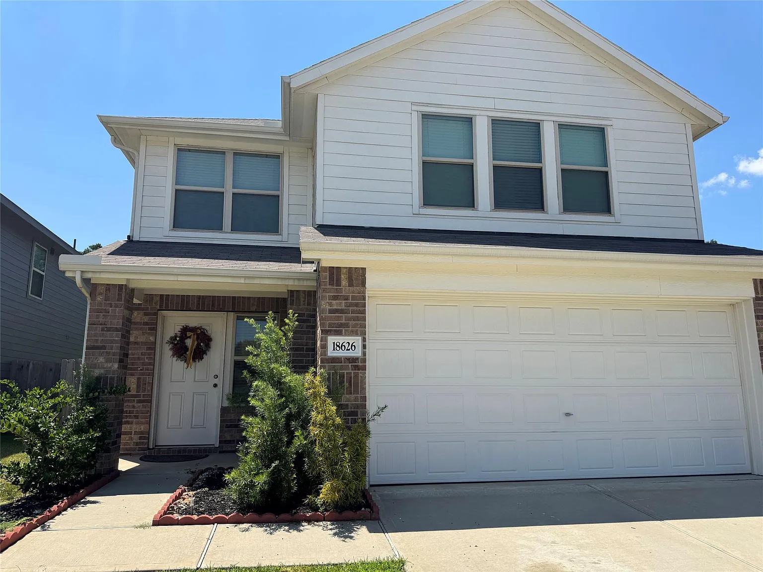 4 bed, 2.5 bath, 2220 sqft, $2,400 — Photo 2