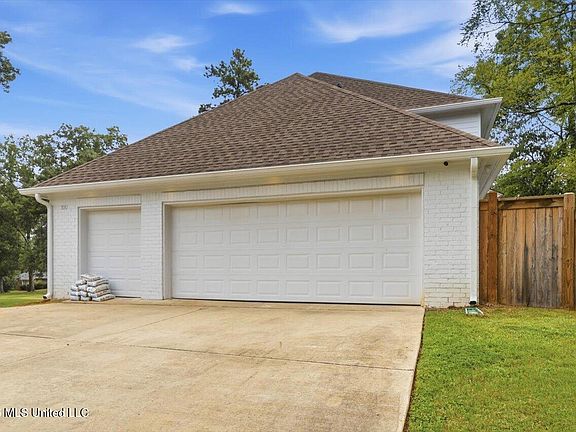 4th image of 100 Pine Ridge Dr