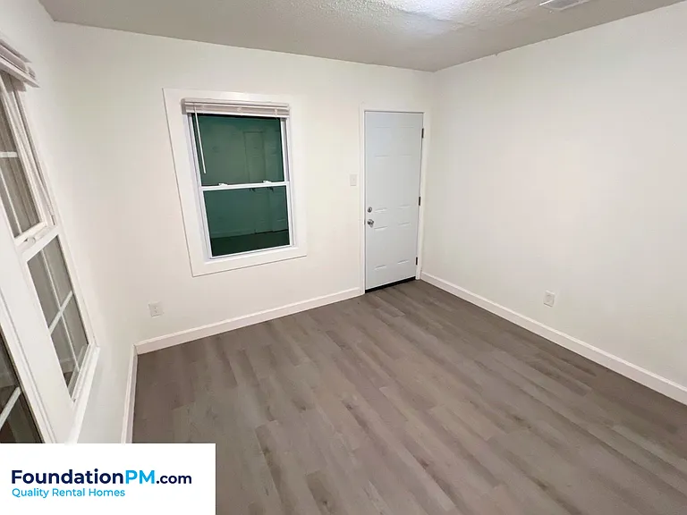 2773 Waverly Ave — Photo 8