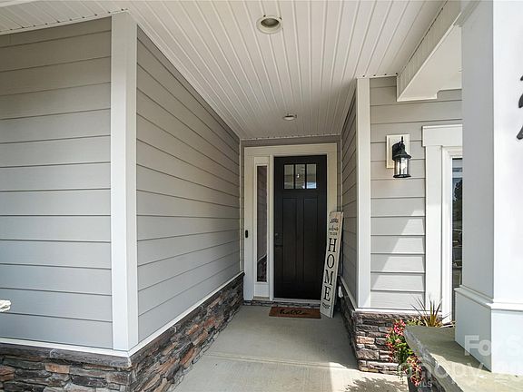 3rd image of 124 S Dunlavin Way