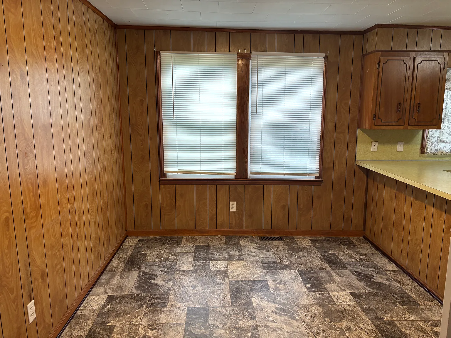 3 bed, 1100 sqft, $1,200 — Photo 3
