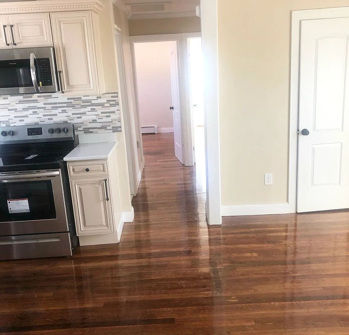 3 bed, 1050 sqft, $3,350 — Photo 2