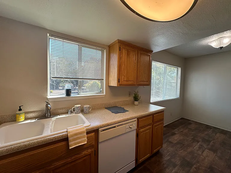 B Street Apartments — Photo 3