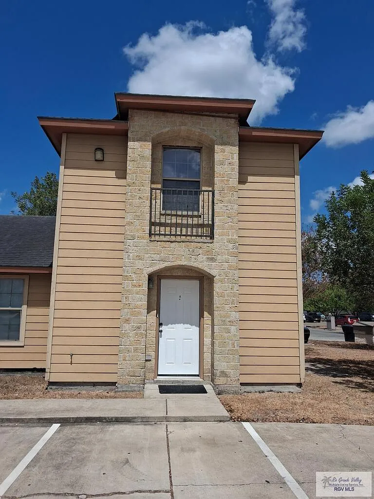 2 bed, 1.5 bath, 1188 sqft, $975 — Photo 1