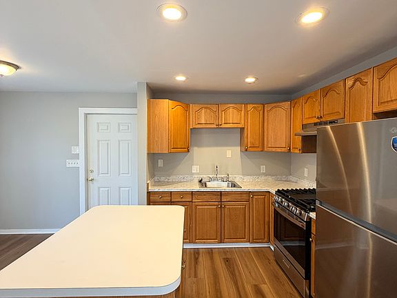 3rd image of 425 Huntington St #1