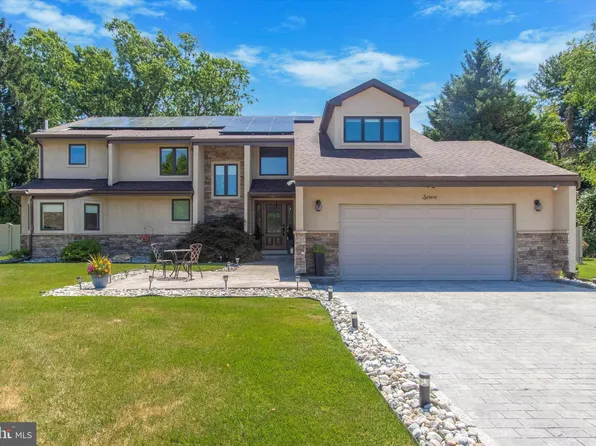 7 Paxon Cir, Broomall, PA 19008