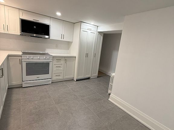 3rd image of 380 Clinton St #Basement